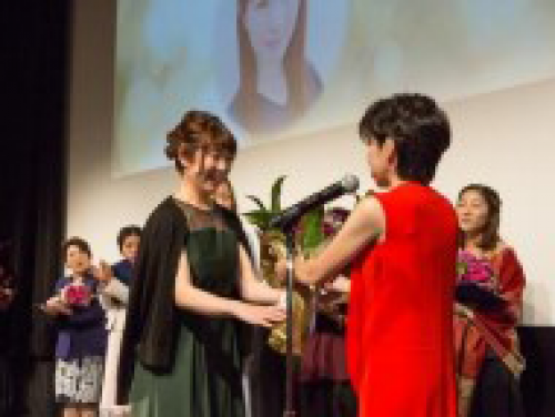 「感動美肌コンテスト」表彰式のようす